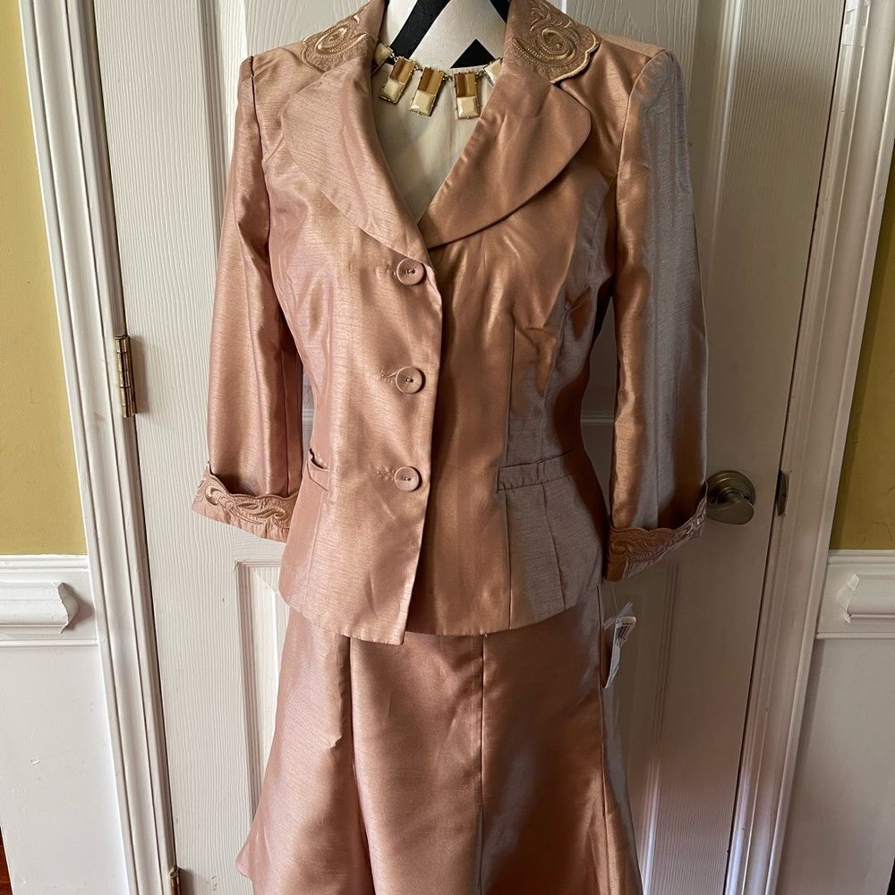 Plaza south two piece women’s suit polyester bronze gold embroidery accents SZ8